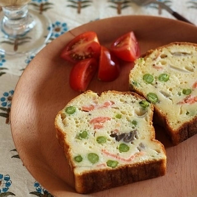 新玉ねぎとスモークサーモンとのケークサレ