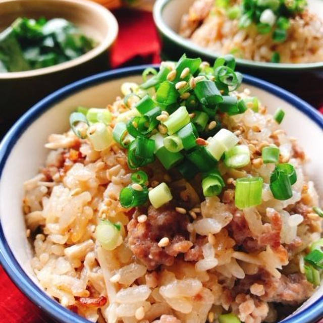 エノキで糖質オフ！エノキと挽肉の生姜入り炊き込みご飯(動画レシピ)