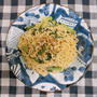 阿蘇高菜ふりかけを使って、小松菜としらすの高菜風味焼きそば