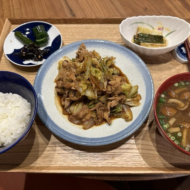 【献立】豚肉と春キャベツの辛味噌炒め、長ねぎの焼き浸し、きゅうりの米麹漬け、きゅうりのニンニク醤油漬け、昆布の佃煮、なめこのお味噌汁