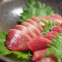 鰹の刺身とにぎり寿司、血合いのユッケ風