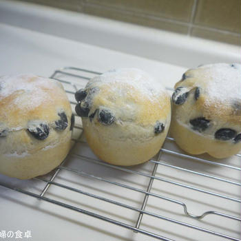 飛び出す黒豆！　元気パン！
