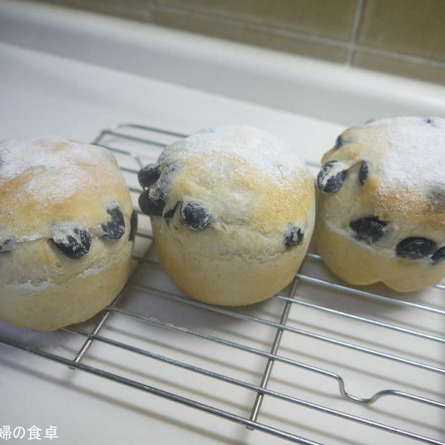 飛び出す黒豆！　元気パン！