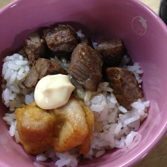 牛肉と唐揚げ丼