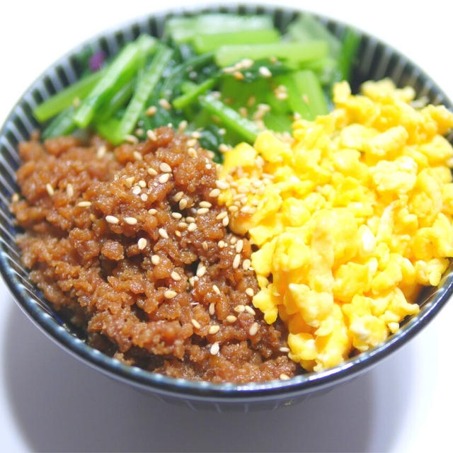 お弁当の便利なオカズNO.１候補。「鶏そぼろ」で「三色丼」。濃いめバージョン