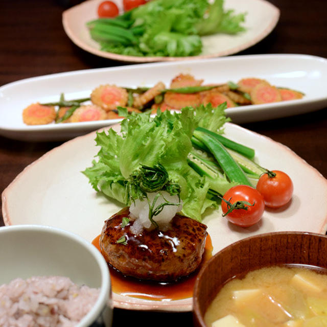 「照り焼きハンバーグ」と「りんごのコンポート」