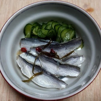 ままかりの甘酢漬け、薬味多めの冷奴