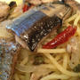 「秋刀魚とすだちのスパゲッティ」とオリーブ&アンチョビーマヨディップで食べるサラダ
