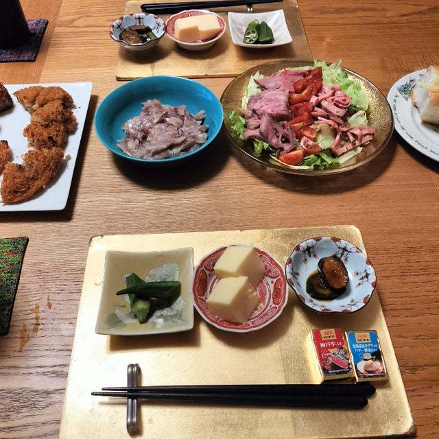 ローストビーフとポークの合盛りサラダ、お惣菜盛り合わせなんかと小鉢3品で晩酌
