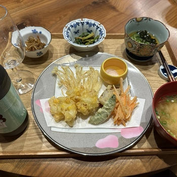 【献立】天ぷら、ごぼうと人参のきんぴら、ほうれん草の胡麻マヨ和え、きゅうりとわかめの酢の物、大根のお味噌汁、日本酒