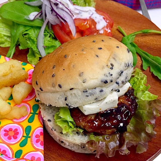 黒ごまバンズで照り焼きバーガー