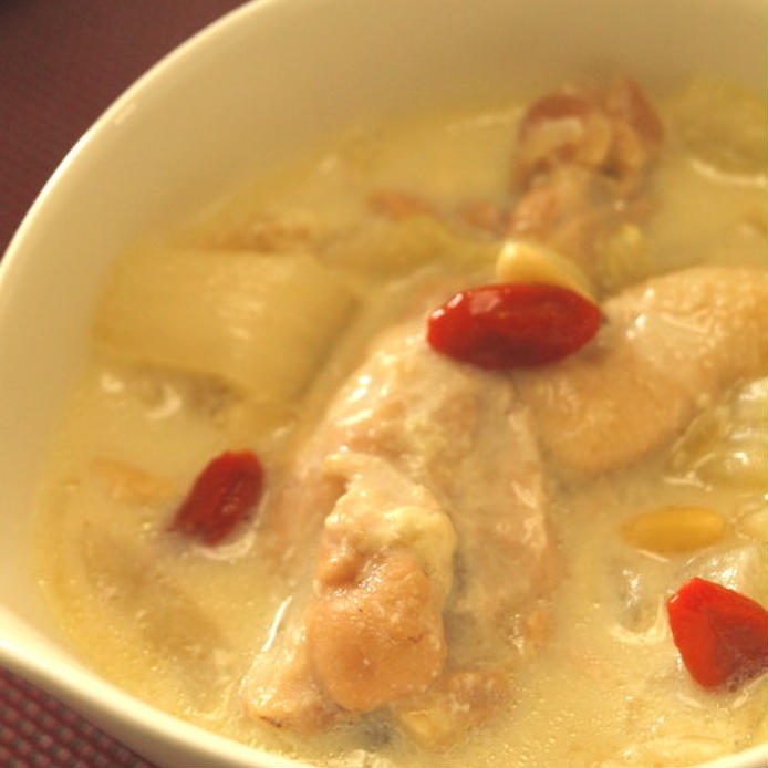 白いお椀に盛りつけられた鶏手羽元と白きくらげの豆乳スープ
