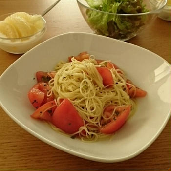 冷たいカッペリーニ　トマトとバジルとオレガノと塩とオイルだけでしっかり美味しい