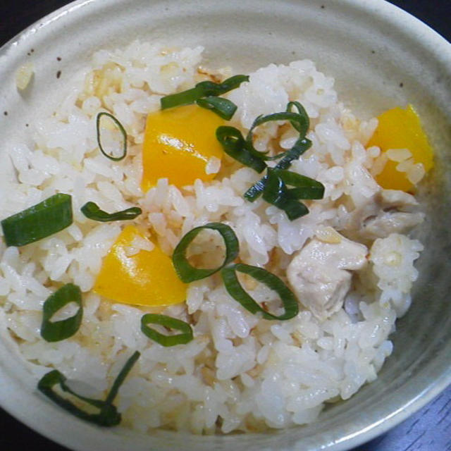 鶏モモとパプリカのコンソメ炊きご飯