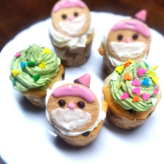 カップケーキでサンタさん By おかめさん レシピブログ 料理ブログのレシピ満載