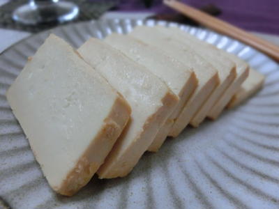 豆腐の味噌漬けの燻製（スモークチーズ風）