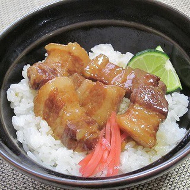 すだちをキュと搾りご飯に混ぜ込んだ角煮丼