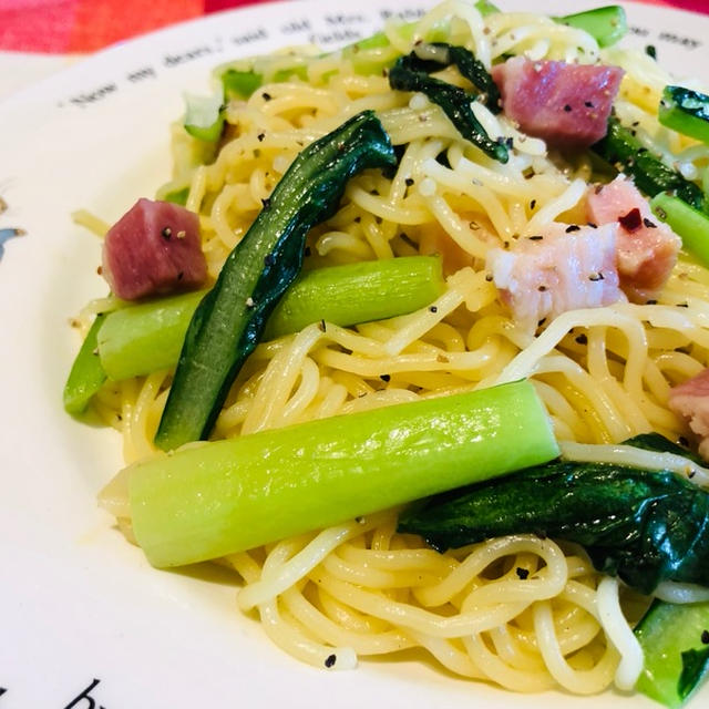 ゆず胡椒の風味が爽やか☆ベーコンと小松菜のぺペロン焼そば♪