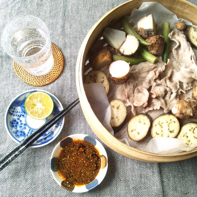 野菜の蒸籠蒸し、辛味胡麻タレ＆カボス塩で