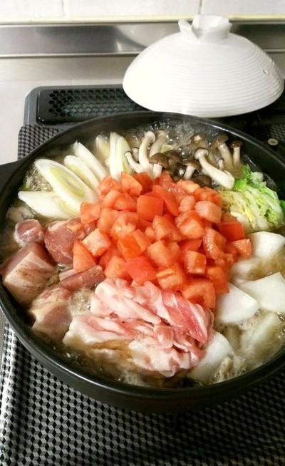 美味スープ☆肉と野菜のトマトにんにく鍋♪