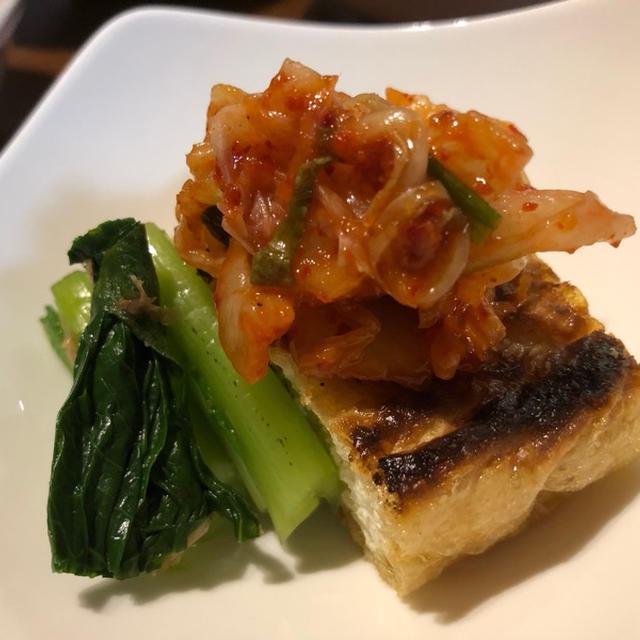栃尾の油揚げのキムチのせ おだしの染みた小松菜のおひたしを添えて By ココヒロさん レシピブログ 料理ブログのレシピ満載