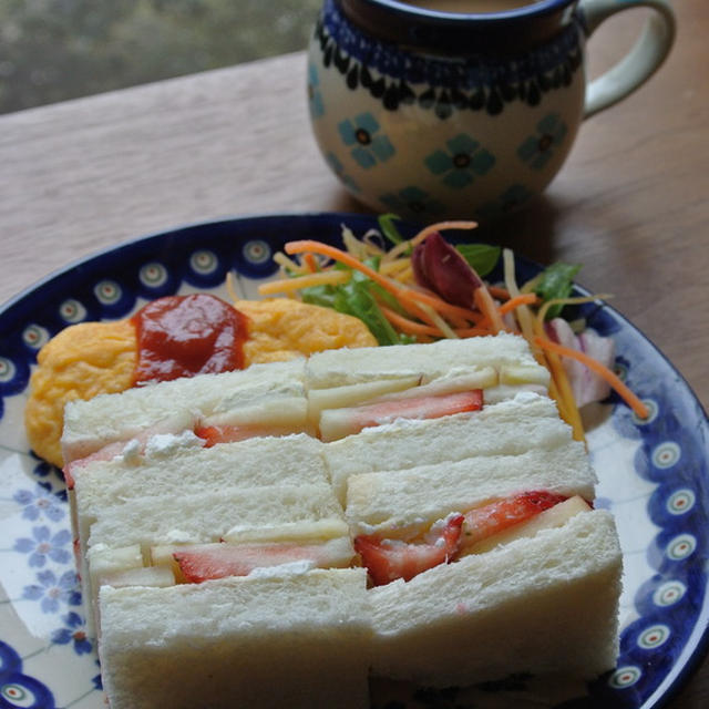 苺とリンゴのカッテージ＆クリームチーズサンド　with　Blendyコーヒー