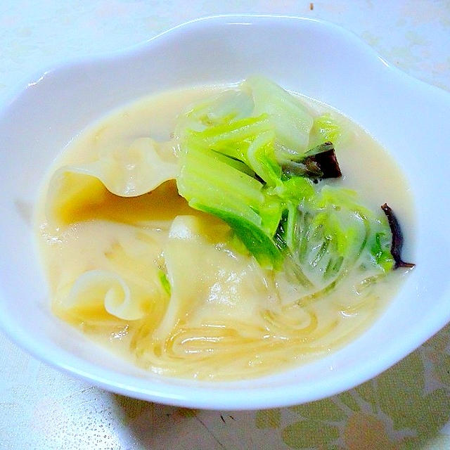 " ワンタンと白菜のちゃんぽん風スープ " 