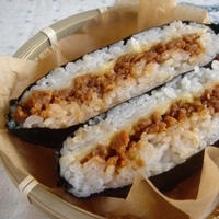 濃厚チーズとピリ辛そぼろのおにぎらず。