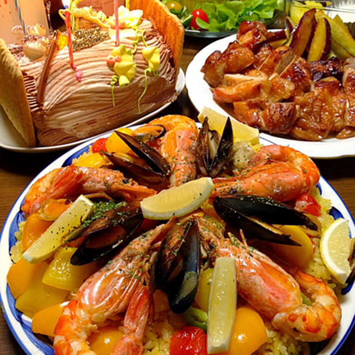 大皿に盛られているムール貝と野菜のパエリア