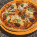 トマトソースとモッツアレラチーズのピザ