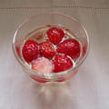 エルダーフラワーとイチゴのゼリー【Elderflower Jelly with Strawberries】 by りこりすさん