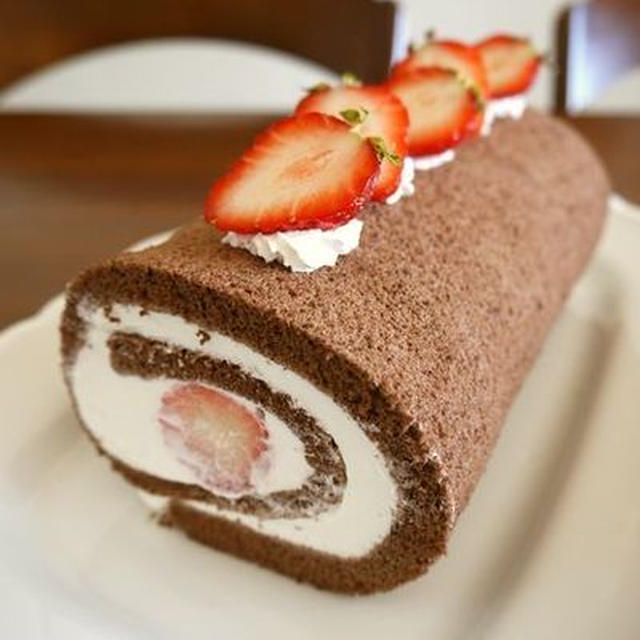 苺のココアロールケーキ By Bvividさん レシピブログ 料理ブログのレシピ満載