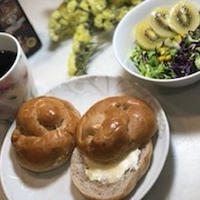 朝ごはん　クルミパンと彩りコールスロー