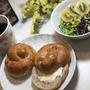 朝ごはん　クルミパンと彩りコールスロー