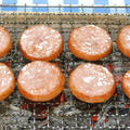あらびきミニステーキ（桜スモークの薫り・プリマハム）の炭火焼