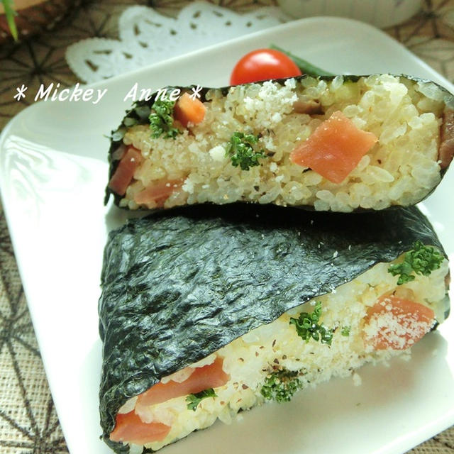 チーズと福神漬け　ｶﾚｰ風味のおにぎらず。