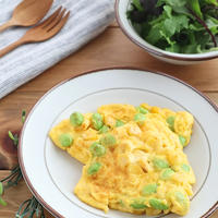 お弁当やおつまみに♪枝豆とコーンのチーズオムレツ