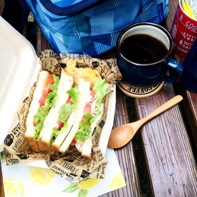 レンジで蒸し鶏で、鶏と野菜のサンドイッチ弁当　ツナコーン缶の炒り卵