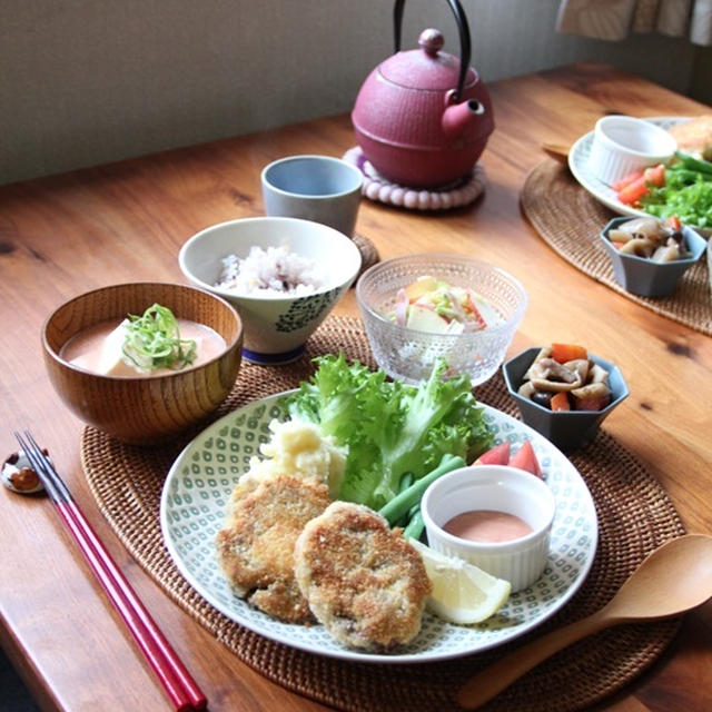 ミラノ風牛こまカツ・プレート。たらこ豆腐。