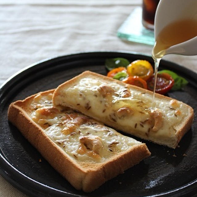 カシューナッツとクミンシードの蜂蜜チーズトースト