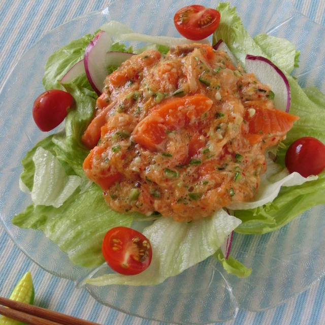 ご飯にもうどんにも合う☆サーモンのキムチネバネバ和えおかずサラダ