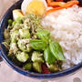 変色しない春菊ソースで枝豆ジャコのニンニク炒め丼