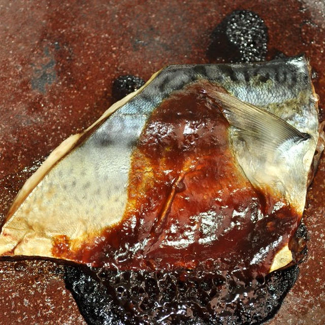 炭火で作る『サバと味付け味噌』の陶板焼