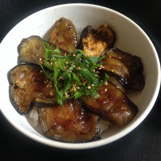 昨日の夕飯メニュー！照り焼き茄子丼とニラと魚肉ソーセージのマヨ炒め♪＆今日の手土産パン☆