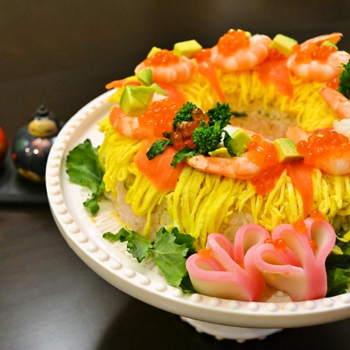 皿に盛られたリング型のちらし寿司ケーキ