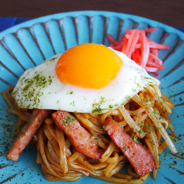 プリプリの、あらびきミートローフ入り焼きそば！