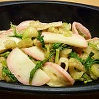セロリと蒲鉾の辛子醤油和え☆レンジで2分半！