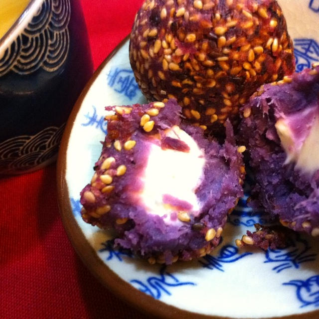 紫いものクリームチーズ入りゴマ団子