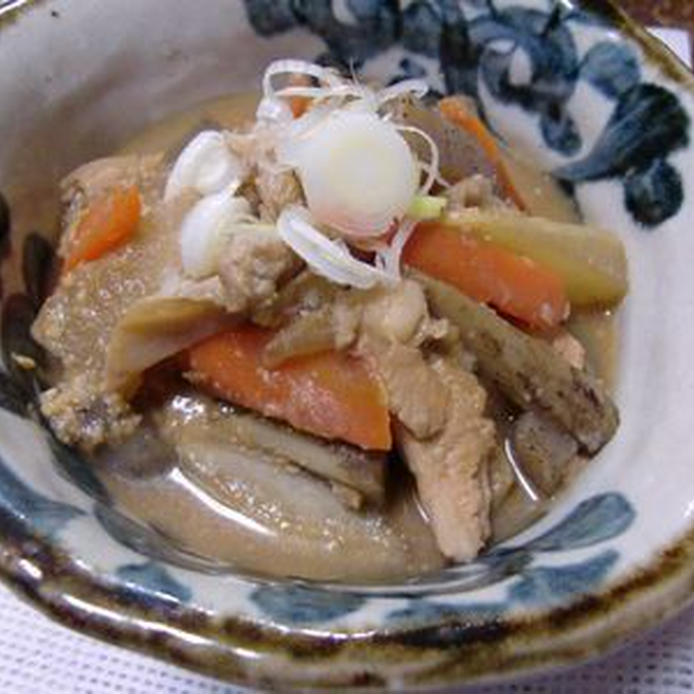 和食器に盛られた鶏軟骨と根菜のみそ煮込み