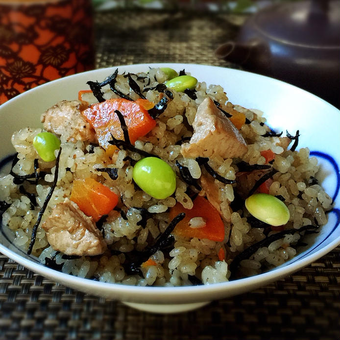 茶碗に盛られた豆腐とひじきの和風ご飯